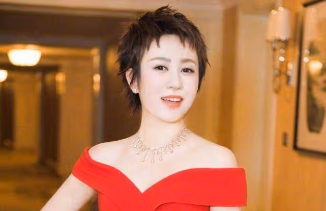 她是「票房女王」，與小11歲男友結婚生子，如今38歲被寵成公主