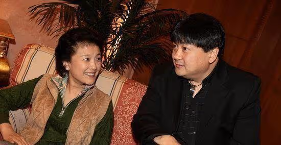 她人到老年才成名，拍戲導致流產無法生育，如今終於做母親