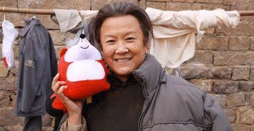 她人到老年才成名，拍戲導致流產無法生育，如今終於做母親