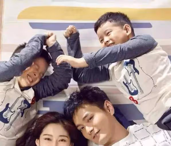 因為長相帥氣，老婆倒追5年才得手，結婚後兩人的生活非常甜蜜！