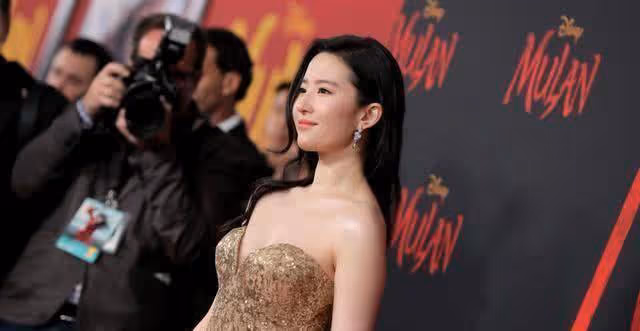 劉亦菲果然是仙女，一襲粉T配短褲少女感爆棚，一雙美腿白到發光