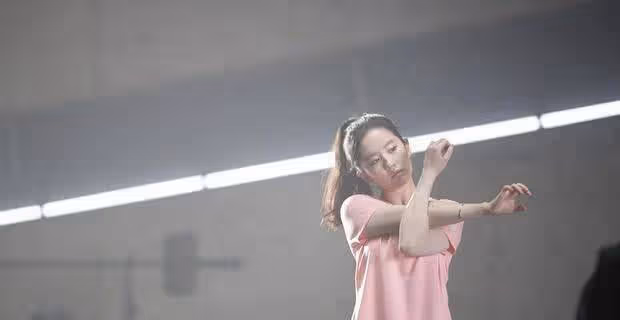 劉亦菲果然是仙女，一襲粉T配短褲少女感爆棚，一雙美腿白到發光