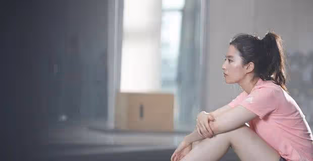 劉亦菲果然是仙女，一襲粉T配短褲少女感爆棚，一雙美腿白到發光
