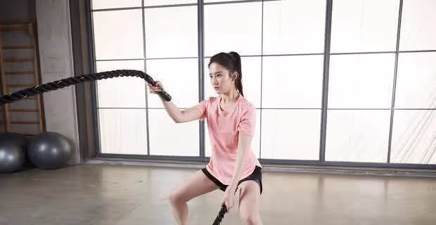 劉亦菲果然是仙女，一襲粉T配短褲少女感爆棚，一雙美腿白到發光