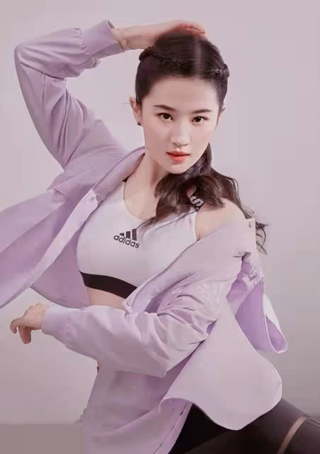 劉亦菲果然是仙女，一襲粉T配短褲少女感爆棚，一雙美腿白到發光