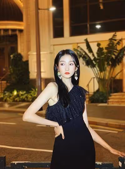 關曉彤長大後與王子文再度相遇，倆人節目上同框與10年前大有不同