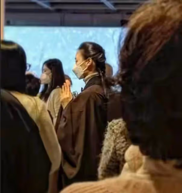 梁洛施：新年打扮樸素眼神落寞，一心向佛作畫，不想與李澤楷來往