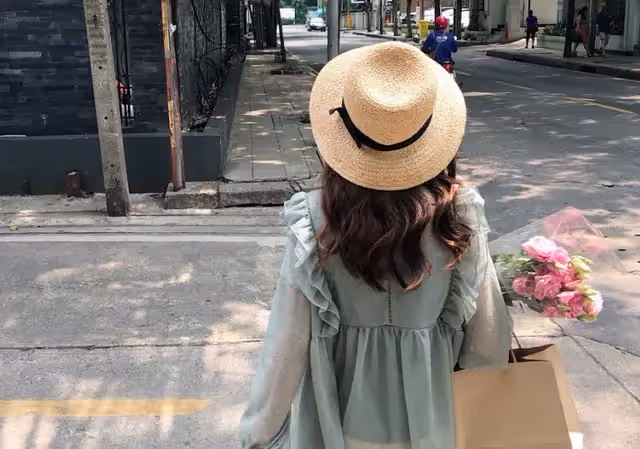 弟弟買房讓我幫他借10萬,我問小姑子借了錢,我弟卻不願意還了