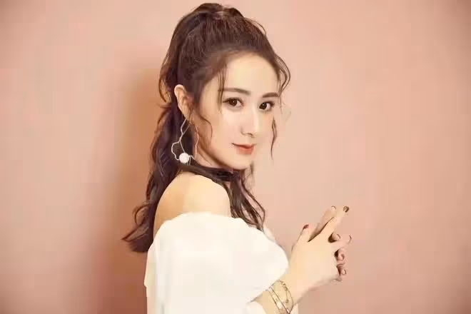 鏡頭前消失一年後,薇婭進駐資本局,她的故事還沒有講完