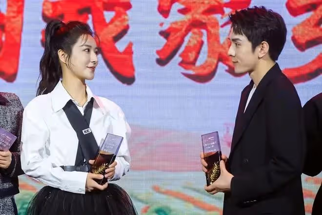 鏡頭前消失一年後,薇婭進駐資本局,她的故事還沒有講完