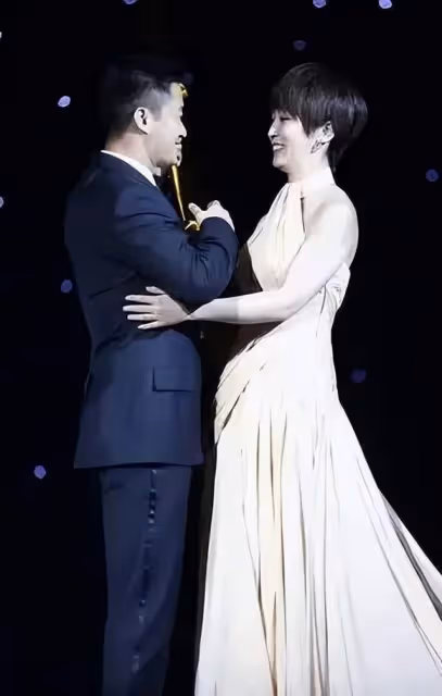 24小時內:娛樂圈中有人疑似分手,有人獲金球影后,悲喜各不同