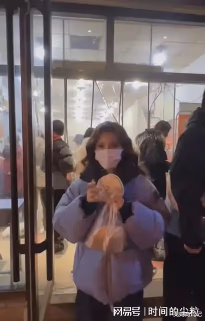 央視女主播1段街拍視頻流出,打臉多少人:你高高在上的樣子真丑