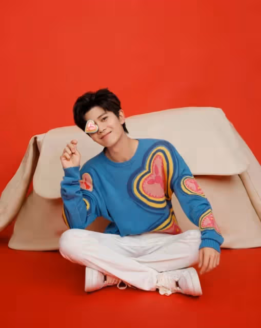 網友曝光任嘉倫在攝影棚簽名！簽在你想不到的位置，果然是國超本色！