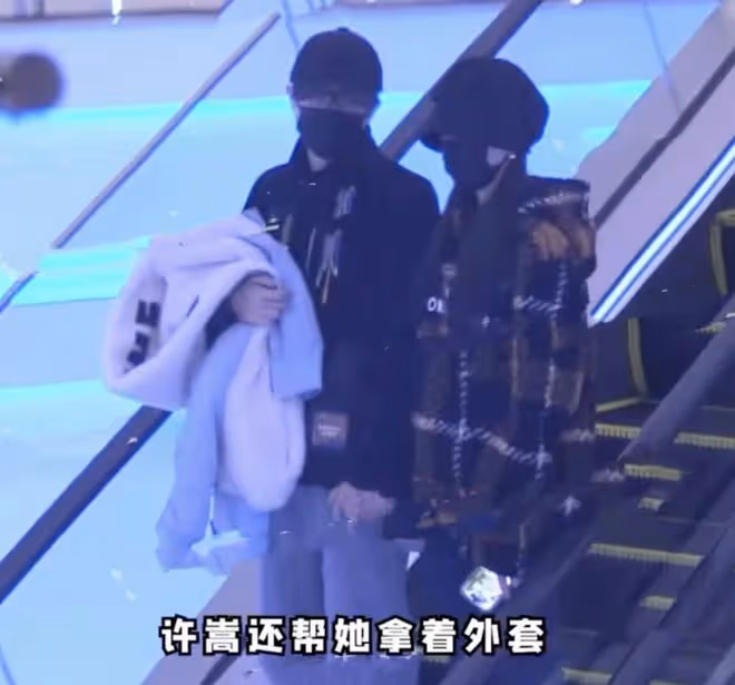 許嵩陪馮禧逛街，牽手摟肩從背後攔腰抱好黏人，互動甜蜜如偶像劇