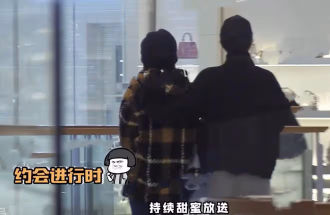 許嵩陪馮禧逛街，牽手摟肩從背後攔腰抱好黏人，互動甜蜜如偶像劇