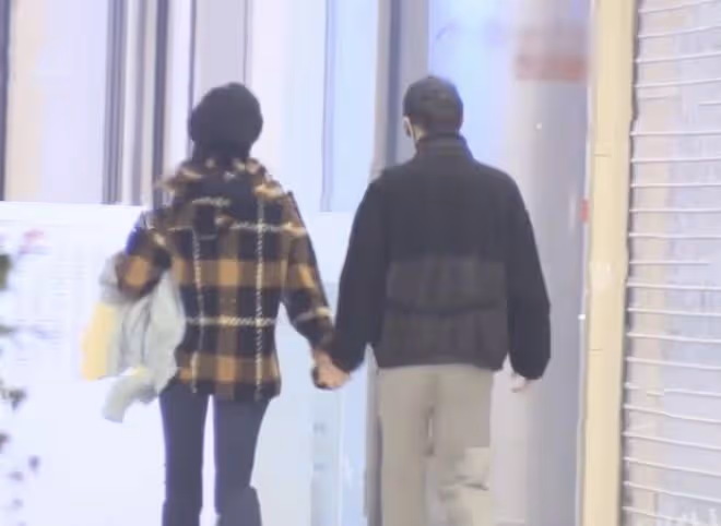 許嵩陪馮禧逛街，牽手摟肩從背後攔腰抱好黏人，互動甜蜜如偶像劇