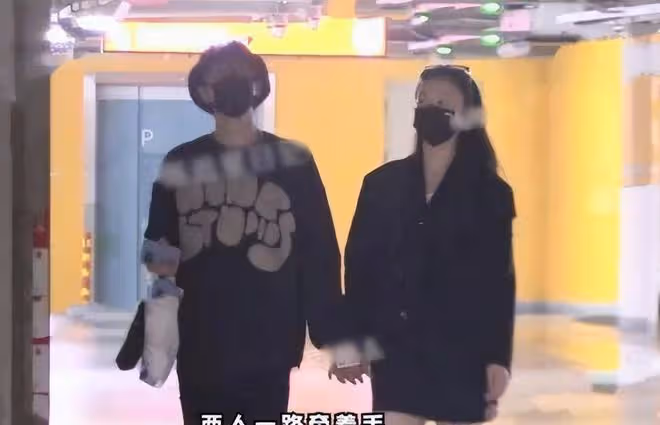 許嵩陪馮禧逛街，牽手摟肩從背後攔腰抱好黏人，互動甜蜜如偶像劇