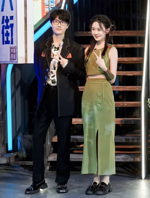 許嵩陪馮禧逛街，牽手摟肩從背後攔腰抱好黏人，互動甜蜜如偶像劇