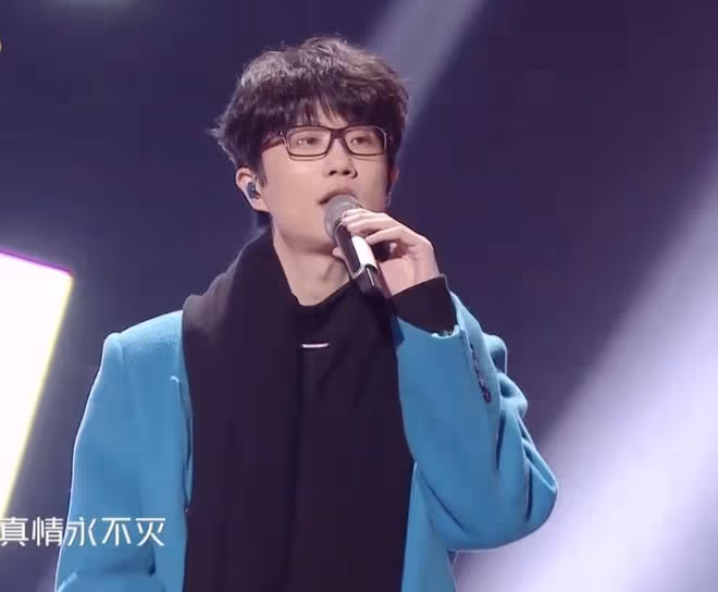 許嵩陪馮禧逛街，牽手摟肩從背後攔腰抱好黏人，互動甜蜜如偶像劇