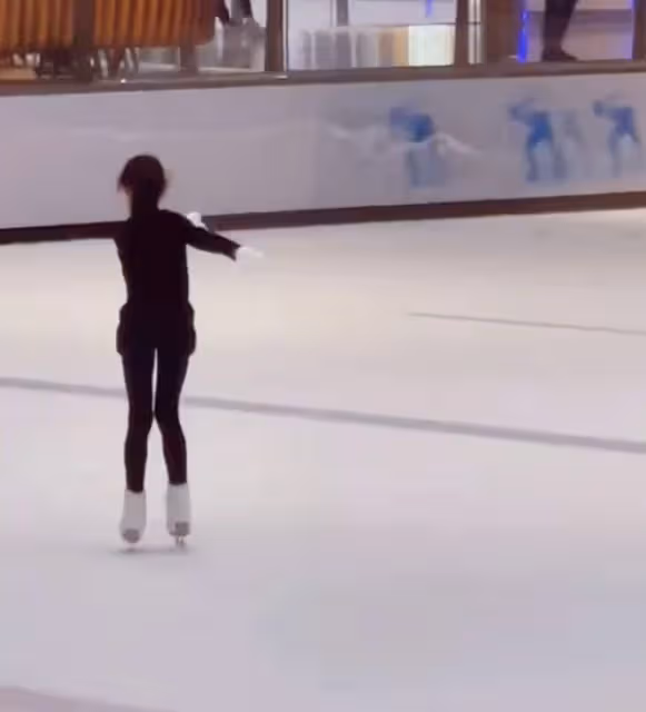 李小鵬為11歲女兒慶生，奧莉表演高難度花滑動作，長得亭亭玉立