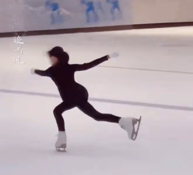 李小鵬為11歲女兒慶生，奧莉表演高難度花滑動作，長得亭亭玉立