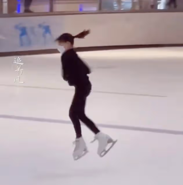 李小鵬為11歲女兒慶生，奧莉表演高難度花滑動作，長得亭亭玉立