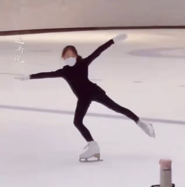 李小鵬為11歲女兒慶生，奧莉表演高難度花滑動作，長得亭亭玉立