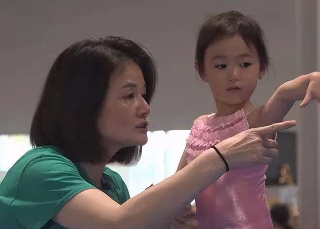 李小鵬為11歲女兒慶生，奧莉表演高難度花滑動作，長得亭亭玉立