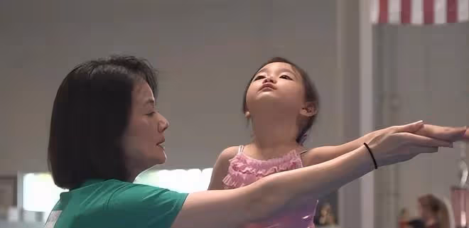 李小鵬為11歲女兒慶生，奧莉表演高難度花滑動作，長得亭亭玉立