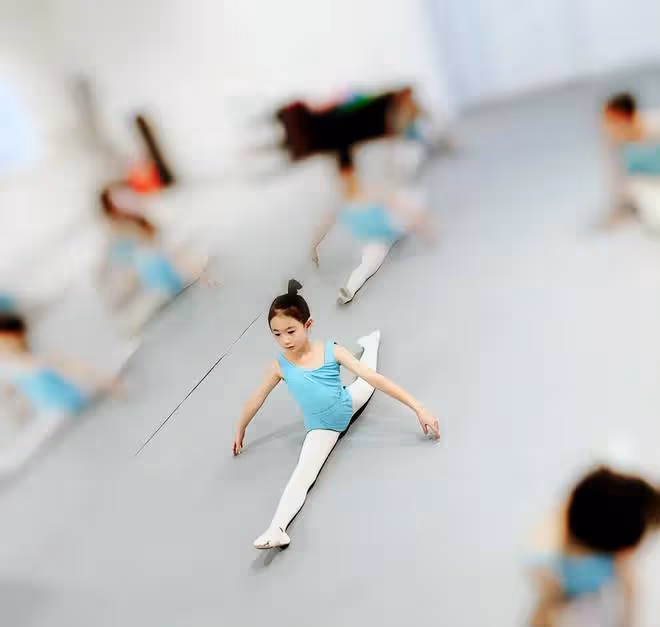 李小鵬為11歲女兒慶生，奧莉表演高難度花滑動作，長得亭亭玉立