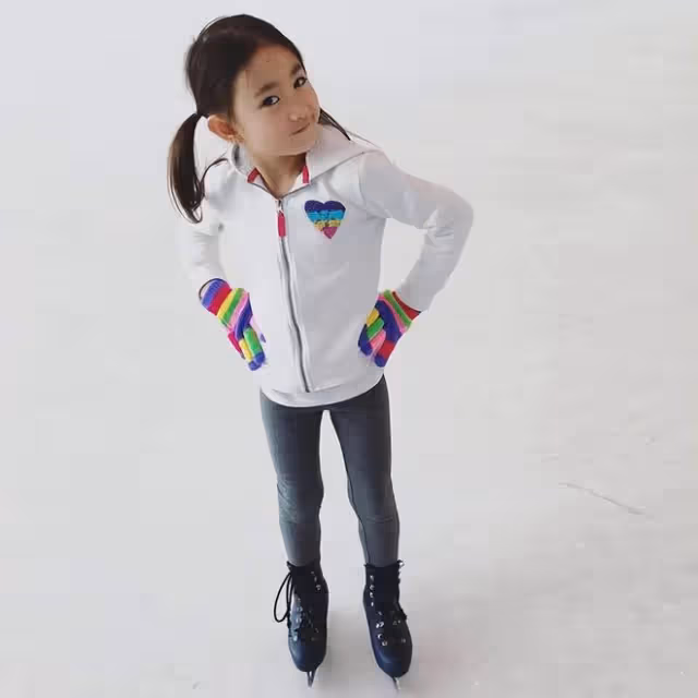 李小鵬為11歲女兒慶生，奧莉表演高難度花滑動作，長得亭亭玉立