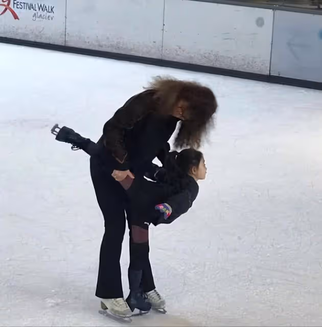 李小鵬為11歲女兒慶生，奧莉表演高難度花滑動作，長得亭亭玉立