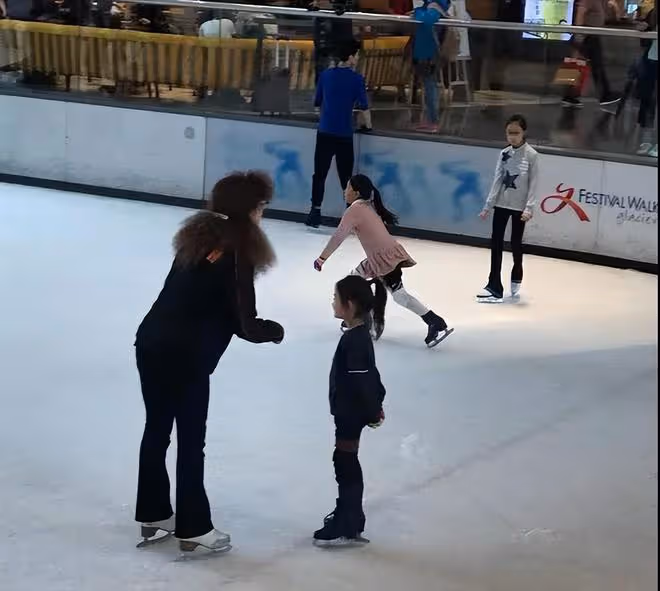 李小鵬為11歲女兒慶生，奧莉表演高難度花滑動作，長得亭亭玉立