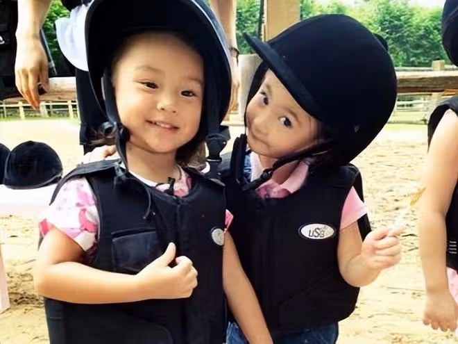 李小鵬為11歲女兒慶生，奧莉表演高難度花滑動作，長得亭亭玉立