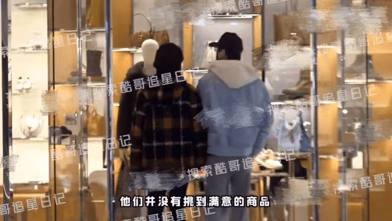 許嵩帶女友馮禧逛街!小情侶當街擁抱好甜蜜,全程牽手感情如初