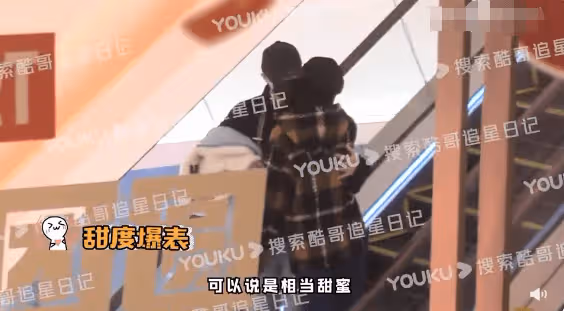許嵩帶女友馮禧逛街!小情侶當街擁抱好甜蜜,全程牽手感情如初
