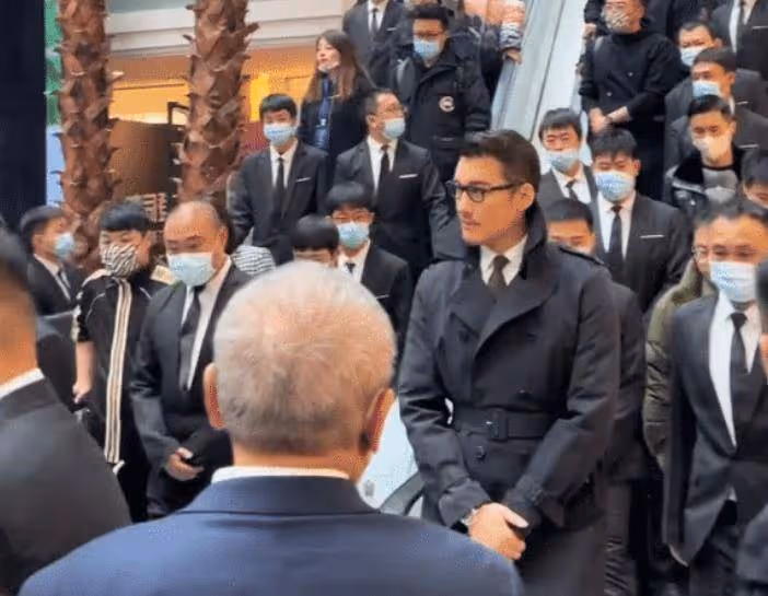 胡兵出席活動排場大！保鏢多到站滿兩部電梯，現場無人識顯尷尬