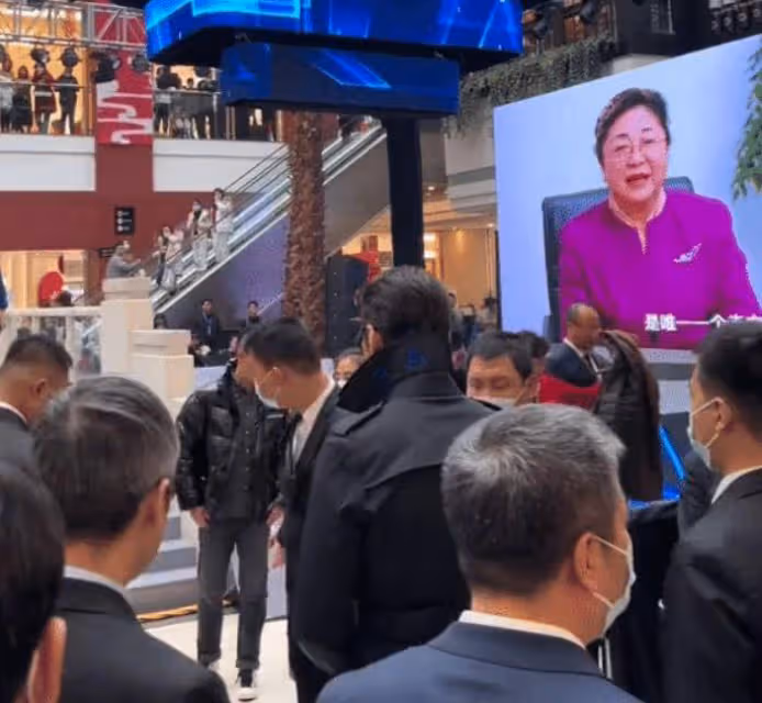 胡兵出席活動排場大！保鏢多到站滿兩部電梯，現場無人識顯尷尬