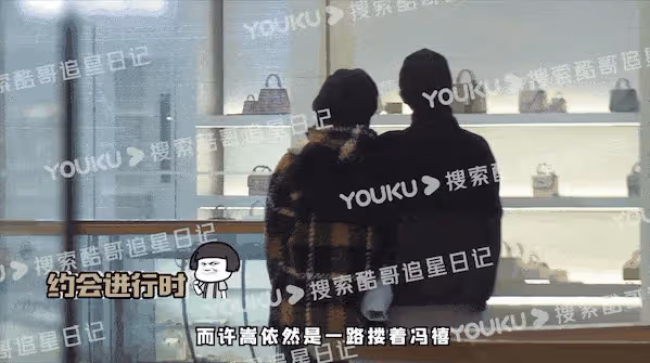 甜！許嵩攜小14歲女友馮禧牽手逛商場，乘扶梯時直接抱成一團