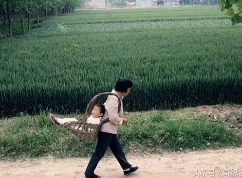 八旬老人有三兒子卻不知住哪，最小的孫子說住草棚吧，全家恍然大悟~
