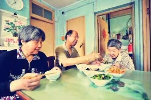 八旬老人有三兒子卻不知住哪，最小的孫子說住草棚吧，全家恍然大悟~