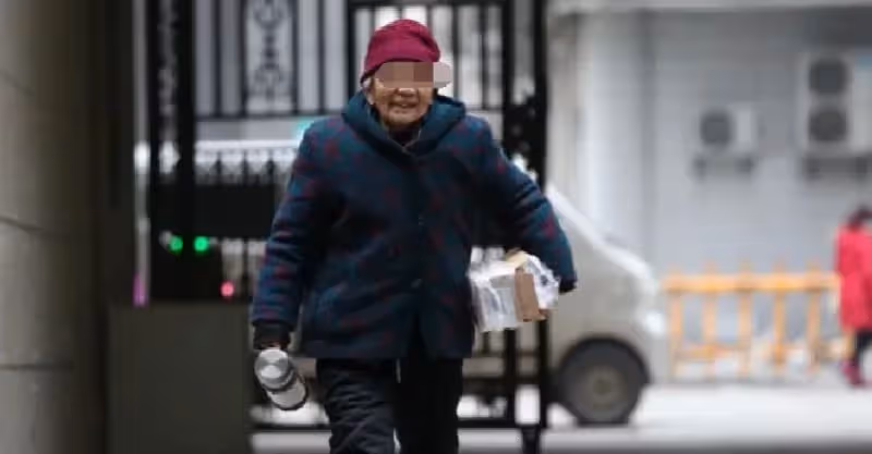 女孩幫擺攤老人賣鞋墊，老人介紹有錢男孩相親，見准婆婆，傻住了~