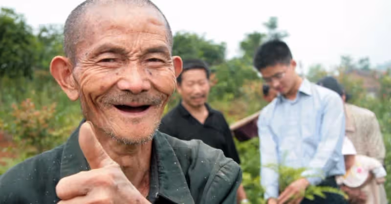 老人錢好騙，他選擇了這個行當，回家爺爺奶奶說他不如外人孝順