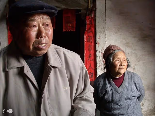 老人錢好騙，他選擇了這個行當，回家爺爺奶奶說他不如外人孝順