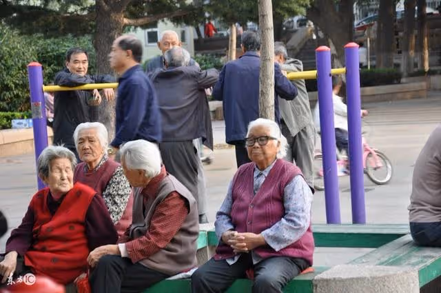 女兒盡孝送老人一對金耳環，卻差點害了老人的命，歹徒自有天收