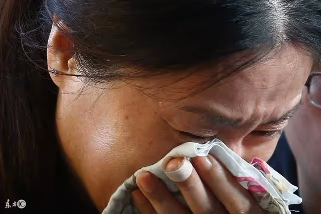 用老爹的錢事業成功，風光回村卻不認親爹，親姐姐打了他一巴掌