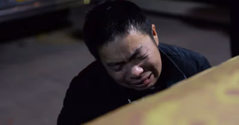 爸爸告訴他出事我兜著，朋友遞了一把刀，父母賠人家三十萬
