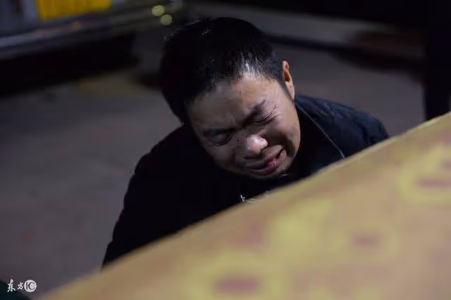 爸爸告訴他出事我兜著，朋友遞了一把刀，父母賠人家三十萬