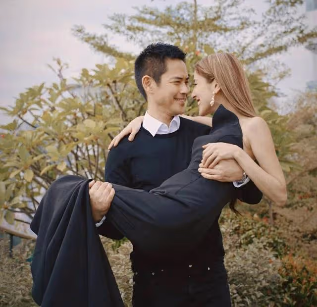 恭喜!香港知名男星三胎得子,與小22歲高顏值港姐妻子四年抱仨