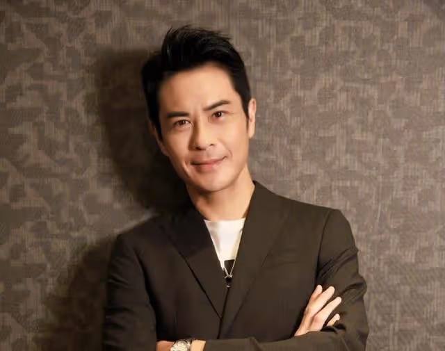 恭喜!香港知名男星三胎得子,與小22歲高顏值港姐妻子四年抱仨